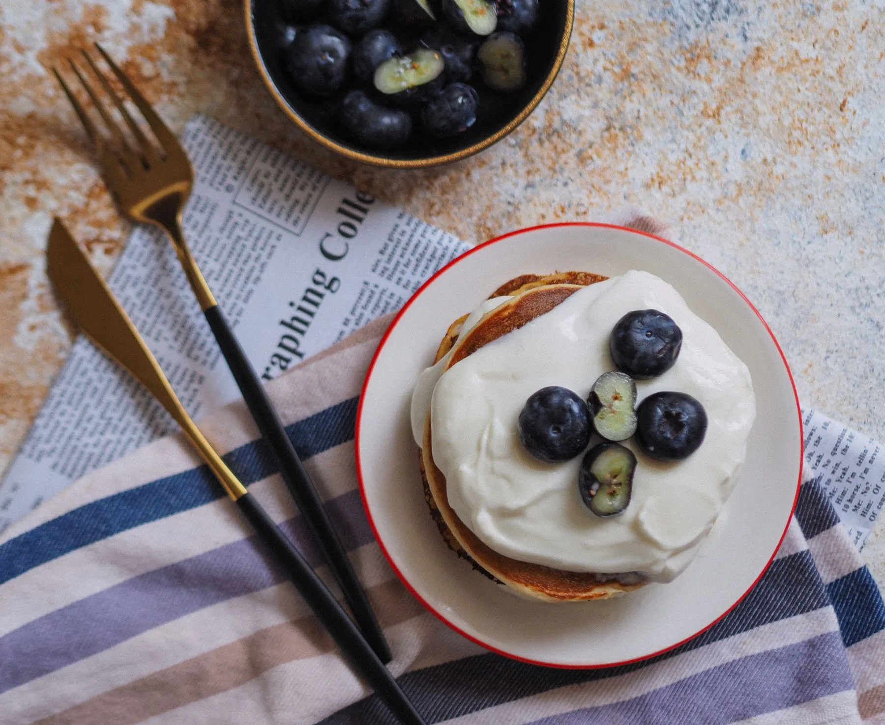 Små pannekaker toppet med yoghurt og blåbær